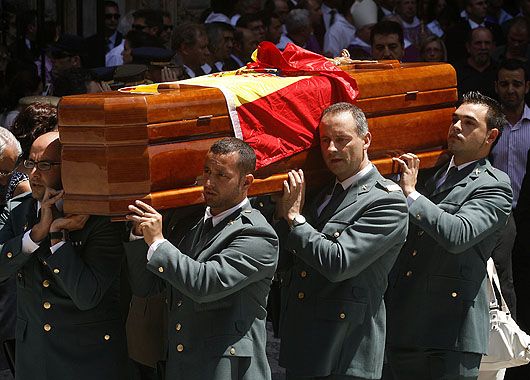 Dos miembros de la Guardia Civil murieron el jueves en el atentado perpetuado por la guerrilla.