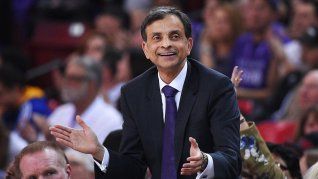 Con solo 50 dólares y muchas ideas, Vivek Ranadivé construyó una carrera brillante y acumuló millones en el mundo de la tecnología y el deporte. Con solo 50 dólares y muchas ideas, Vivek Ranadivé construyó una carrera brillante y acumuló millones en el mundo de la tecnología y el deporte.