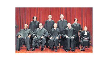 ámbito.com | La totalidad de los miembros de la Corte Suprema de Estados Unidos: cuatro demócratas (nombrados para las gestiones Clinton y Obama)  y cinco republicanos que conforman la mayoría.