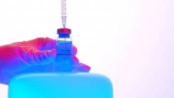el poder de la vacuna mueve al poder global: el negocio de las farmaceuticas