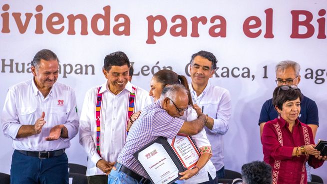 Claudia Sheinabum en entrega de viviendas para el Bienestar en Oaxaca.