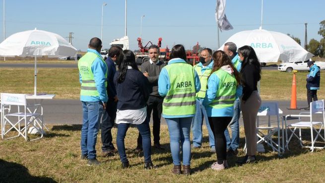 El director ejecutivo de ARBA, Cristian Girard, coordinó las acciones de control que se realizaron en la intersección de la Ruta 5 y la 30, en Chivilcoy.