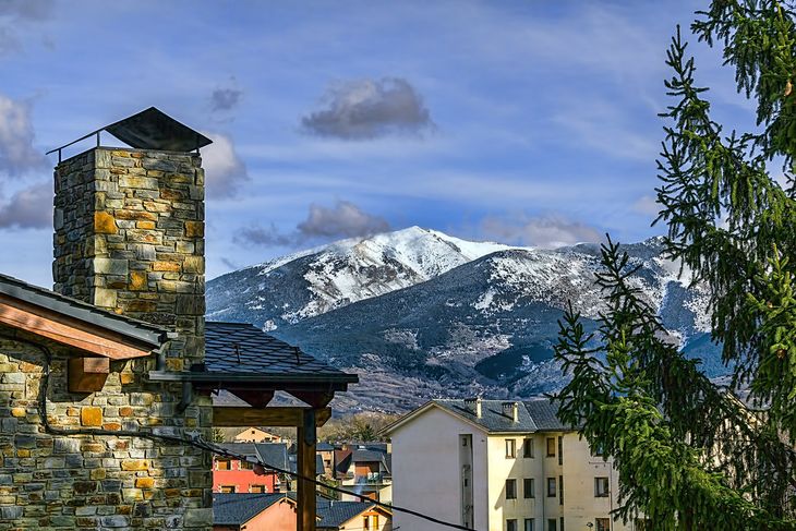 Si bien el idioma original en Andorra es el catalán, el español se hace entender fácilmente. Si bien el idioma original en Andorra es el catalán, el español se hace entender fácilmente.