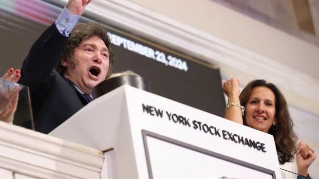 El índice S&P Merval de la Bolsa de Comercio de Buenos Aires medido en dólares está rondando los 1900 puntos, cuando el viernes preelectoral había cerrado en 1325, una suba de alrededor del 43%.