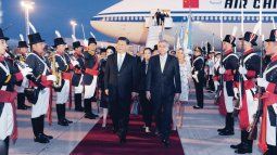 Puesta en escena. La llegada de Xi Jinping y su esposa a la Argentina tuvo el protocolo más destacado. El chino aterrizó en su Boeing 747-8 y fue recibido con honores de Estado por el jujeño Gerardo Morales.&nbsp; 
