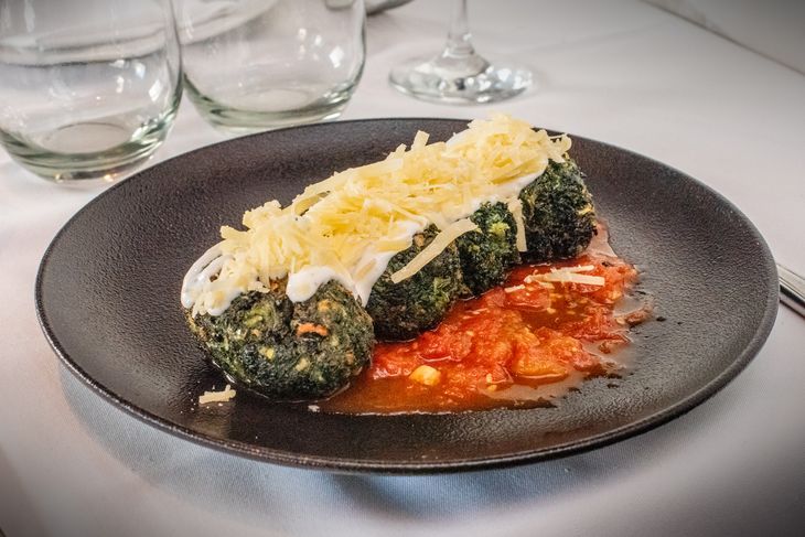 Among the tickets, the burrata with pesto and the spinach fritters with fondue stand out.