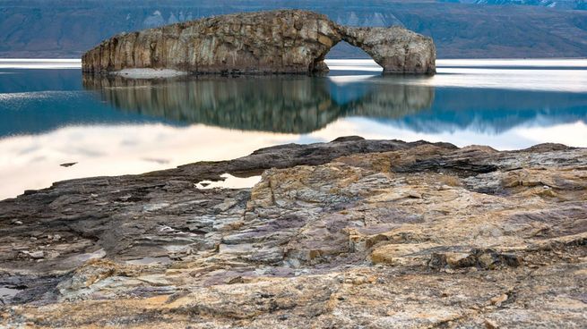 Un rincón de la Patagonia donde se destacan dos lagos de aguas cristalinas, ofreciendo paisajes sorprendentes que varían con la luz del sol.