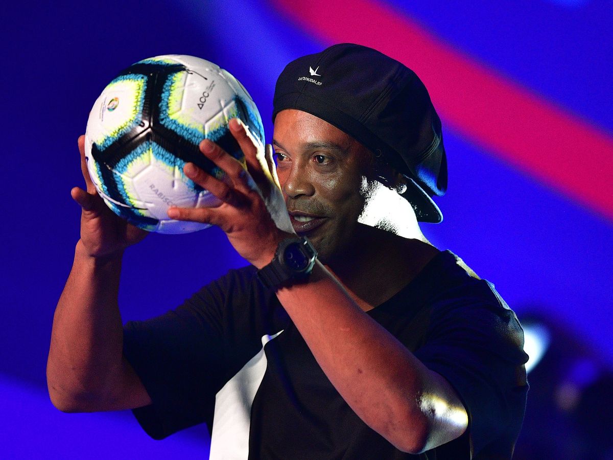 Ronaldinho quedó en libertad y ¿vuelve al fútbol?