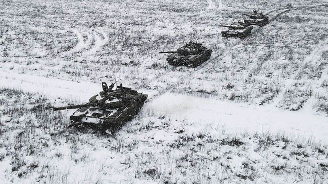 MOVIMIENTOS. Tanques T-72B3 avanzan en la región rusa de Rostov. El despliegue militar dispuesto por el Kremlin alarma a Occidente.