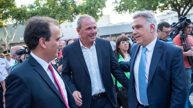 El gobernador Martín Llaryora a la derecha, junto a su candidato a intendente de Río Cuarto,&nbsp;&nbsp;Guillermo de Rivas (en el centro).