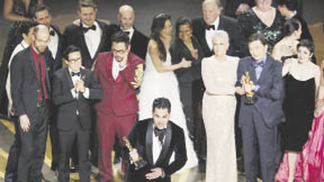 Los ganadores. El equipo de “Todo en todas partes al mismo tiempo”, insólitos ganadores de los Oscar.