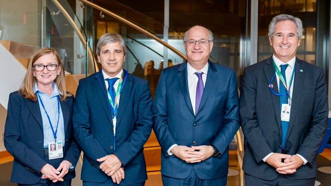 El ministro de Economía, Luis Caputo, junto al secretario de Finanzas, Pablo Quirno, en su encuentro con las autoriades del Banco Interamericano de Desarrollo (BID).&nbsp;