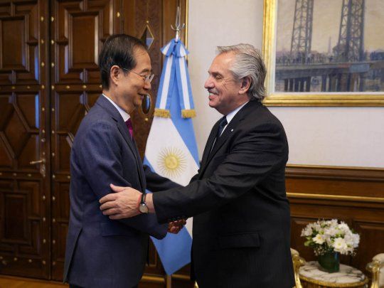 Alberto Fernández recibió al primer ministro de la República de Corea, Han Duck-soo.