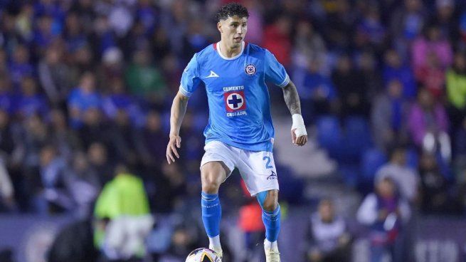 Jorge Sánchez, actual defensor de Cruz Azul y del seleccionado mexicano, contó que hizo con el primer sueldo que ganó como jugador profesional.