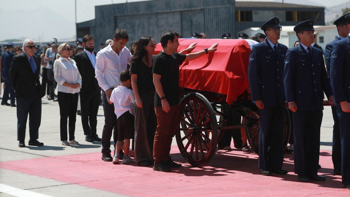 Thousands of Chileans say goodbye to the former president at a state funeral