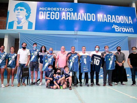 El homenaje contó con el descubrimiento de una placa conmemorativa, la proyección de un video sobre la vida de Diego y una emotiva charla sobre el 10.