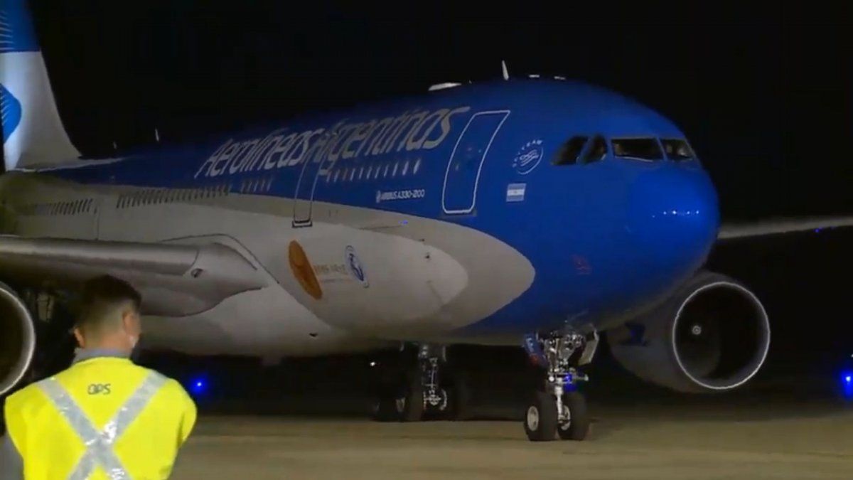 Cafiero y Vizzotti recibieron el vuelo de Aerolíneas Argentinas con 904 mil vacunas desde China