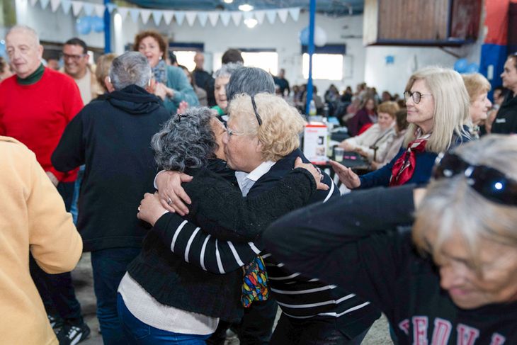 Las jornadas reúnen a vecinos en propuestas grupales que combinan entretenimiento, música y participación comunitaria.