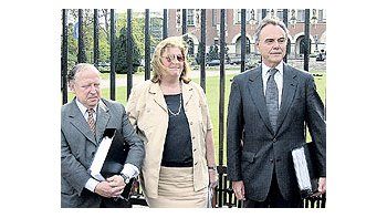 ámbito.com | Los funcionarios de Cancillería que presentaron ayer ante el tribunal de La Haya la demandacontra el Uruguay por la instalación de plantas de celulosa frente a la sede del organismo:los embajadores Horacio Basabe, Susana Ruiz Cerruti y Santos Goñi.