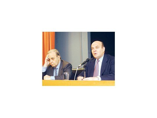 Chipre trajo recuerdos del “corralito”: Domingo Cavallo, en el momento de anunciar la medida. El rostro  de Roque Maccarone lo dice todo.