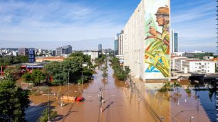 Tener preparada una mochila de emergencia y un plan familiar puede facilitar una evacuación segura ante inundaciones, tormentas y otros eventos climáticos extremos.