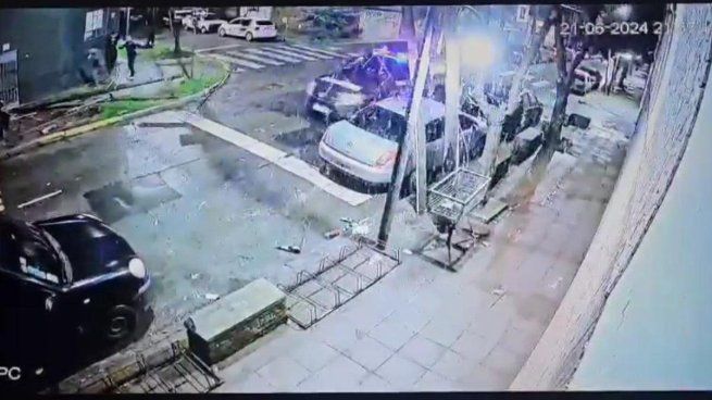 Un patrullero chocó a varios jóvenes que se encontraban cocinando en la vereda, mientras perseguía a delincuentes