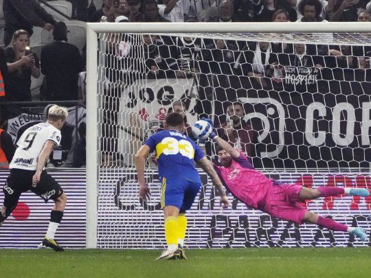 Manos salvadoras. Agustín Rossi contuvo el penal de Corinthians y Boca se trajo un empate de Brasil.