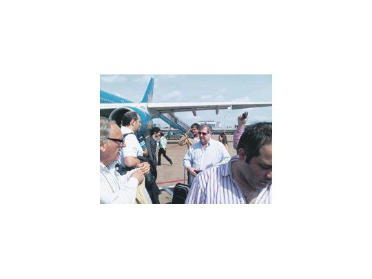 Un grupo de empresarios embarca en la escala de Ushuaia en el Airbus 340 fletado por el Gobierno para llevarlos a Vietnam. Hoy empiezan las reuniones de negocios.