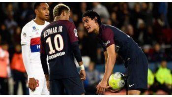 Neymar y Canai se disputan la ejecución desde los doce pasos.