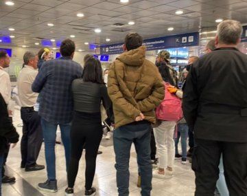 Protesta en Ezeiza: cientos de pasajeros quedaron varados por un segundo avión venezolano-iraní