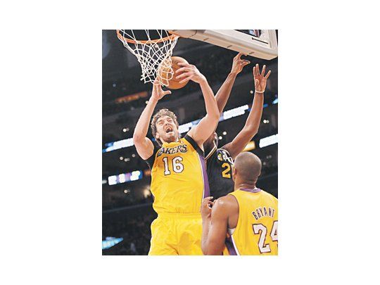 Pau Gasol fue una de las figuras de los Lakers, aportando 22 tantos ante Utah.