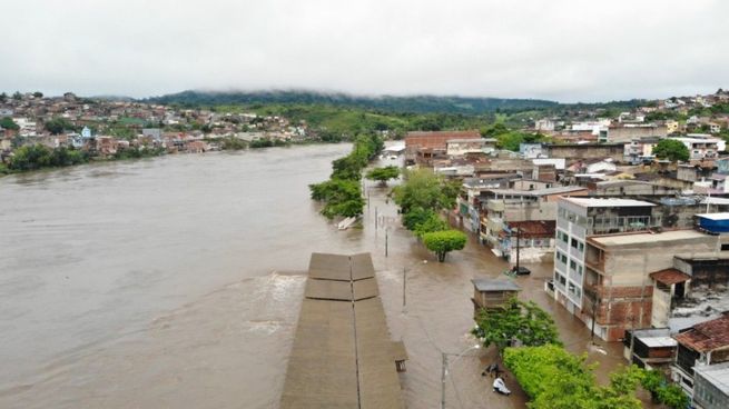 Al menos 21 personas perdieron la vida en las peores inundaciones en décadas en Bahía.