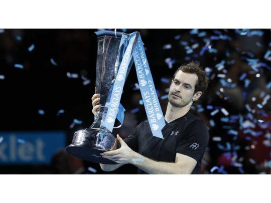 Murray levanta el trofeo. En una final a todo o nada, se quedó con el título y el Nº 1 del ranking ante Djokovic.
