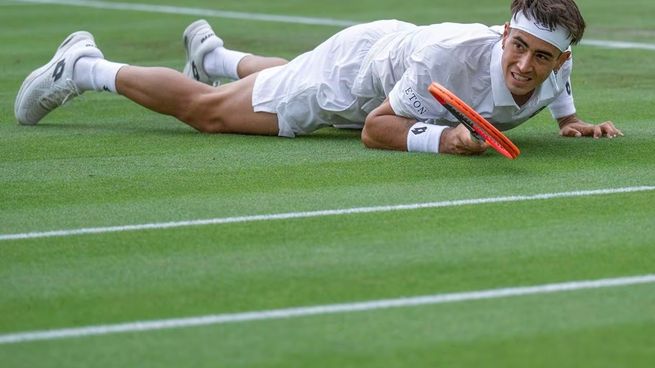 Francisco Comesaña hizo noticia al tenis argentino con un triunfo rotundo sobre el césped del All England ante el ruso Andrey Rublev, N°6 del ranking de la ATP.