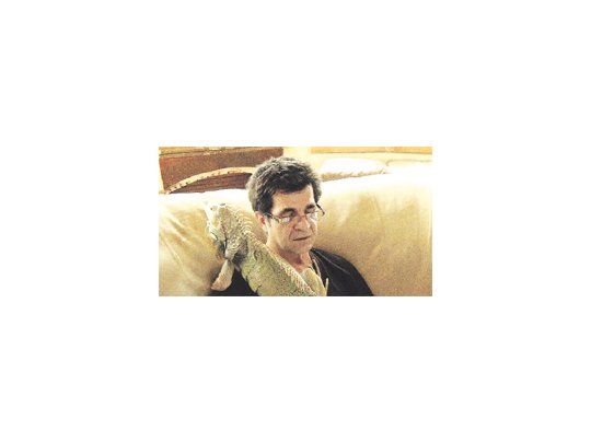 Jafar Panahi en una escena de “Esto no es un film”, obra curiosa con un cierre de inesperado suspenso y grata emoción, realizado no bien el Gobierno iraní le impuso arresto domiciliario y la prohibición de filmar por 20 años.