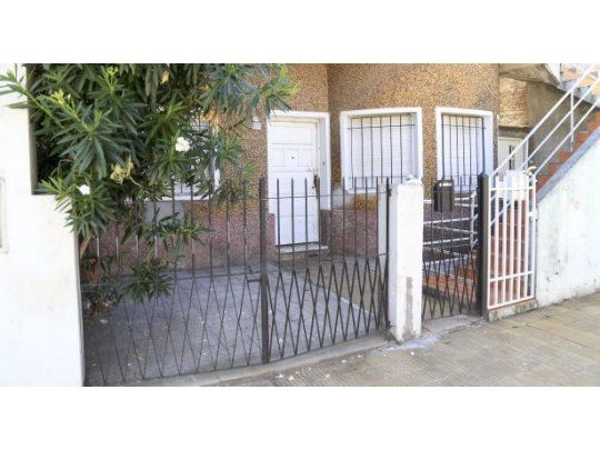 La fachada de la casa ubicada en Solá y Asamblea, lugar donde ocurrieron los crímenes.