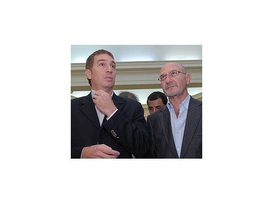 Diego Santilli, vicepresidente primero de la Legislatura, junto a Oscar Moscariello, uno de los legisladores que votó dos veces en la sesión del 4 de diciembre.