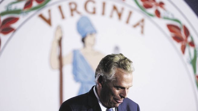 LA IMAGEN DE LA DERROTA. El demócrata Terry McAuliffe asumió su caída en la pelea por la gobernación del estratégico estado de Virginia.