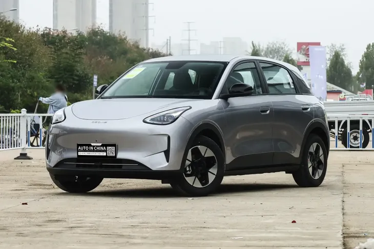 En China, el Geely Galaxy Xingyuan domina con 465.775 unidades. En China, el Geely Galaxy Xingyuan domina con 465.775 unidades.