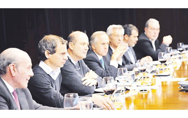 ámbito.com | Cumbre. El almuerzo reunió a Federico Sturzenegger, Lucas Llach, Mariano Flores Vidal y Pablo Curat, del lado del BCRA; y a Jorge Di Fiori, Alberto Grimoldi, Alfredo Coto y Eduardo Gruneisen, del lado de la CAC.