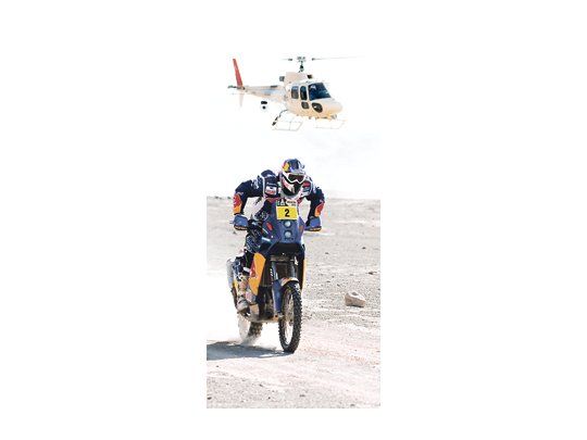 El helicóptero custodia el andar del francés Cyril Despres y su KTM.