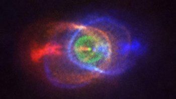 Este gigante rojo creció tanto que se aproximó hasta otra estrella de menor tamaño, la cual finalmente fue absorbida.&nbsp;