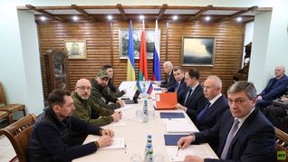 Las comitivas de Rusia y Ucrania reunidas en Bielorrusia.