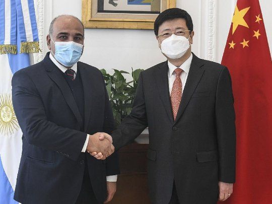 El jefe de Gabinete, Juan Manzur, y el embajador de China en la Argentina, Zou Xiaoli.