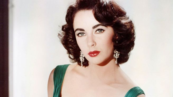 La talentosa y bella Elizabeth Taylor, no solo fue un icono de Hollywood por protagonizar varios éxitos, sino que también fue noticia por su viada personal de película