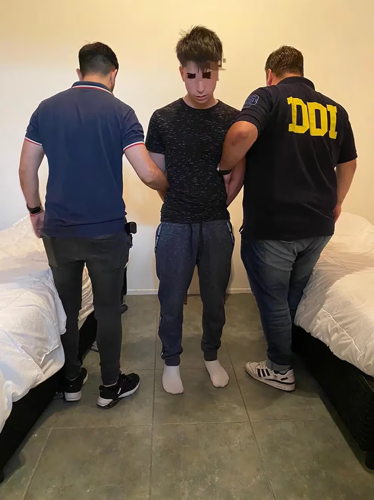 El primero de los detenidos, Santino Mármol. El primero de los detenidos, Santino Mármol.