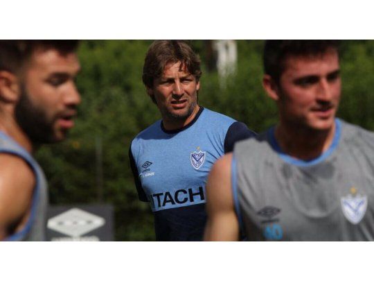 Heinze, al frente de su primera práctica en Vélez.