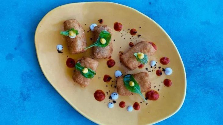 Su destacada croqueta lleva salmón rosado, langostinos y vegetales frescos. Su destacada croqueta lleva salmón rosado, langostinos y vegetales frescos.
