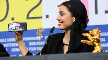 Oso de oro. Baran Rasoulof, protagonista e hija del director, con el Oso de Oro y su padre en chat de WhatsApp.