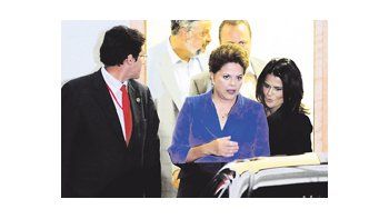 Dilma Rousseff le hizo llegar a Lula da Silva la lista de su equipo de transición, un anticipo de lo que será su gabinete desde el 1 de enero. Antonio Palocci, ex ministro de Hacienda del mandatario saliente (atrás, en el centro de la imagen), es una de sus cabezas visibles.
